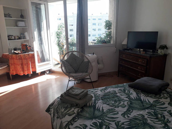Entrée privée et autonome pour cette grande suite parentale de 24 m² avec salle  Lyon, France Chambre studio calme indépendante avec balcon Private room in rental unit vacation rental 31737583