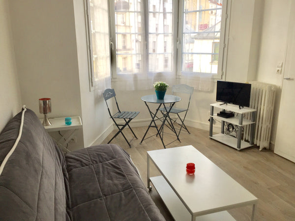 Nous vous proposons un studio lumineux avec un magnifique bow-window en plein co Paris, France Studio lumineux- République Entire rental unit vacation rental 21006809