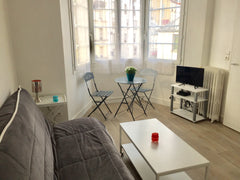Nous vous proposons un studio lumineux avec un magnifique bow-window en plein co Paris, France Studio lumineux- République Entire rental unit vacation rental 21006809