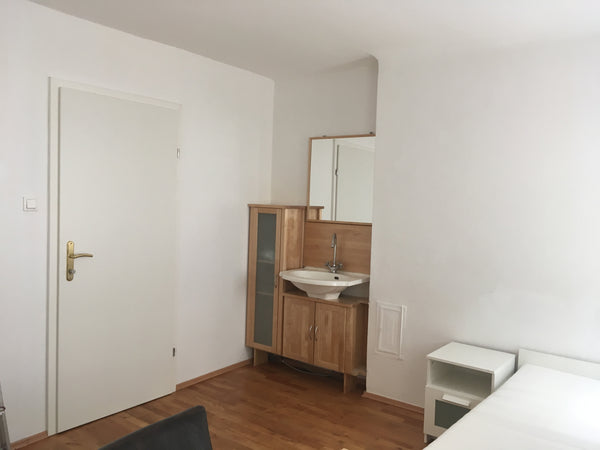 Kleines Zimmer mit eigenem Waschbecken, ruhig.<br /><br /><b>The space</b><br /> Vienna, Austria Privatzimmer für 2 im Zentrum von Wien Private room in rental unit vacation rental 26095276