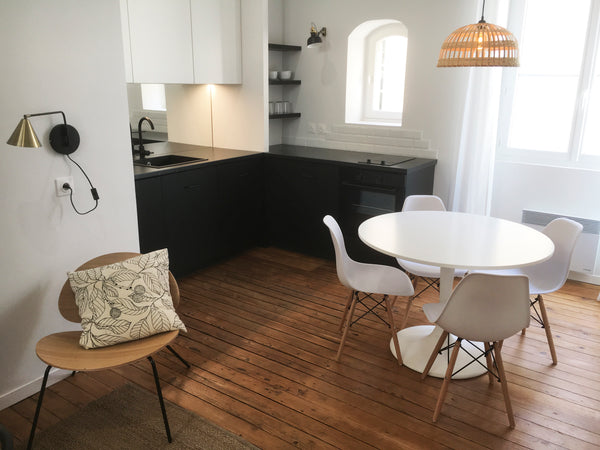 Appartement 30m² (T2) dans immeuble classé en plein centre historique au 3ème ét Talence, France Appartement en centre-ville Entire rental unit vacation rental 26403674