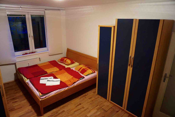 Hallo Reisende!<br />Wir möchten euch gerne eine Unterkunft in unserem zu Hause   Light, spacious room, near city center (U6, trams) Private room in rental unit vacation rental 39923039