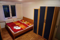 Hallo Reisende!<br />Wir möchten euch gerne eine Unterkunft in unserem zu Hause   Light, spacious room, near city center (U6, trams) Private room in rental unit vacation rental 39923039