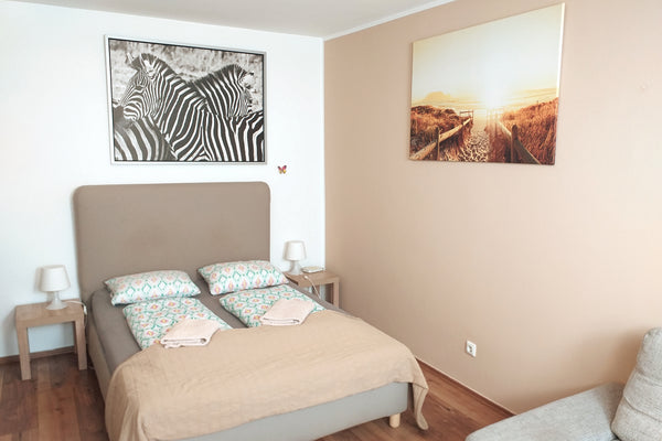 Discount because of wall damage<br /><br />★ Entire 1 Bedroom (app. 35m²) Apartm Vienna, Austria Quiet ☆ AC ☆ Near Downtown ☆ Discount Wall Damage Entire rental unit vacation rental 45778549