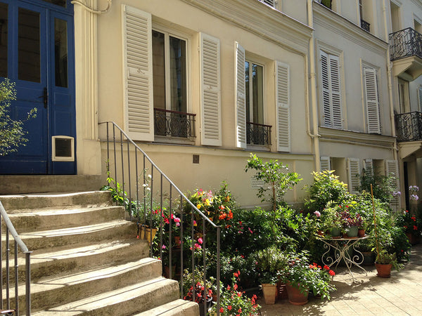 Studio 30 m2 in a nice courtyard in the heart of Montmartre, with a table under  Paris, France In the heart of Montmartre Entire rental unit vacation rental 20170469