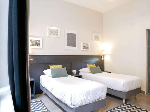 2 LITS SIMPLES<br />Salle de bains privatives<br />Chambre au rez-de-chaussée (c Paris, France MONTMARTRE-Triple room with private bathroom Room in hotel vacation rental 22840532