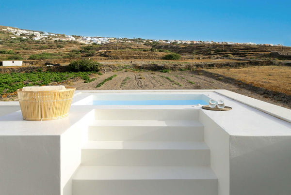 This fabulous 2 bedroom villa is perfect for honeymooners and couples with wonde Maidstone, United Kingdom Sea views, plunge pool, complementary breakfasts Entire villa vacation rental 42256902