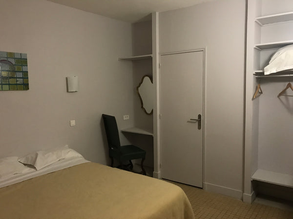 Petit hôtel familial, rénové à proximité du marché aux puces et à 20 minutes  en Paris, France Chambre 7 douche et wc sur cour Room in hotel vacation rental 23605149