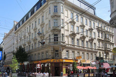 sehr großes und helles Zimmer mit Blick auf die Neubaugasse, mitten im Herzen de Vienna, Austria Lindengasse Ecke Neubaugasse Private room in rental unit vacation rental 28690348