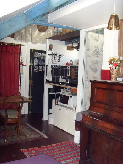 Situé au cœur du Marais à deux pas de la place des Vosges et du musée Picasso, c Paris, France nid sous les toits, un petit musée de curiosité Entire rental unit vacation rental 8418156