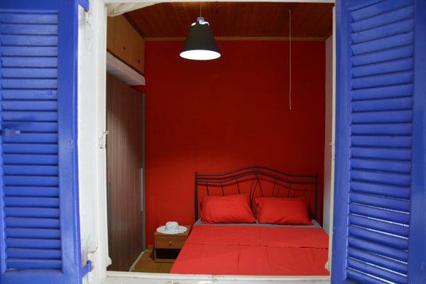 Situated in a 2000sq.m. private olive grove, in Agios Nikolaos in Crete. <br />< London, United Kingdom The Frogs House. Exclusivity, 5' from beach +WiFi Entire home vacation rental 9884119