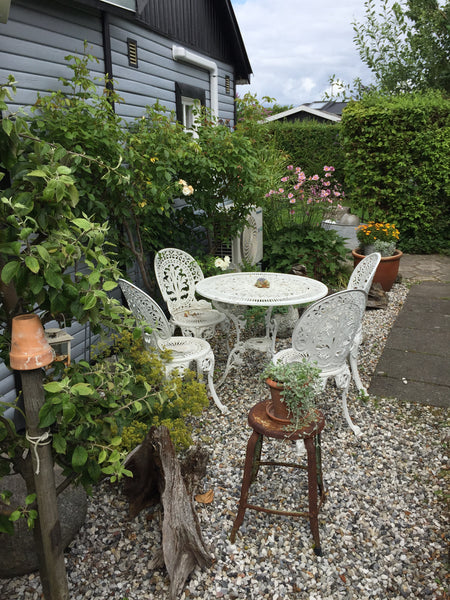 Dette lille klassiske kolonihavehus er ideel for en familie på 4, der ønsker en  Copenhagen, Denmark Skønt minihus tæt ved amager strand og metro Tiny home vacation rental 622076615143773332