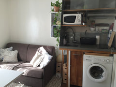 Aux pieds de la butte Montmartre, charmant studio clair, calme et ensoleillé, su Paris, France Montmartre. Lovely & sunny studio - BAIL MOBILITE Entire rental unit vacation rental 23357486