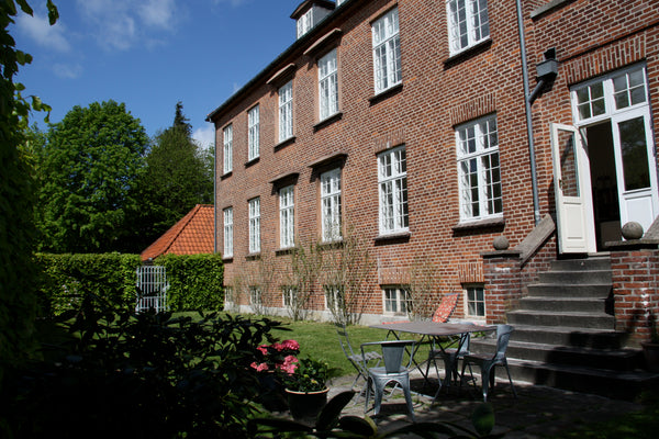 Child friendly villa apartment with sunny garden. 150 m2. 3 bedrooms - one with  Frederiksberg, Denmark Child-friendly villa apt. w. garden Entire townhouse vacation rental 938427