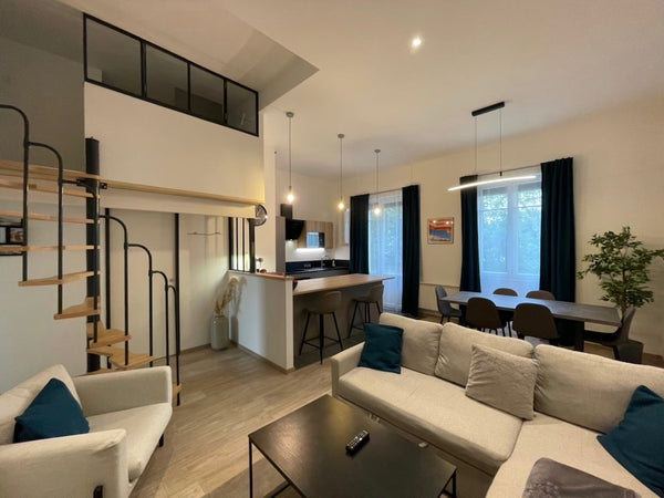 Situé au coeur du 6ème arrondissement de Lyon, respectivement à 3 et 10 minutes  Caluire-et-Cuire, France SUPERBE LOFT TETE D'OR / FOCH Entire rental unit vacation rental 52396917