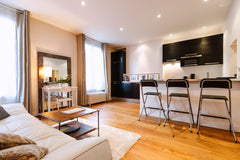Mon logement est situé sur la place Monge, au pied du Metro place Monge L7, proc Paris, France 40 m2 appartment, calm & cosy, Place Monge 5e Entire rental unit vacation rental 13808921