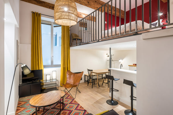 The apartment in Lyons has 1 bedroom and has capacity for 2 people. <br /><br /> Bully, France HONORÊ - SUITE VAUBECOUR (2 PERS) Entire rental unit vacation rental 25507518