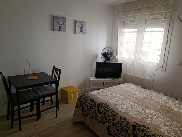 Idéalement situé ce studio cosy peut accueillir 2 personnes. Il est situé au 1er Lyon, France Le Petit Bonald- studio Universités Lyon 2 et 3 Entire rental unit vacation rental 722173274881579966