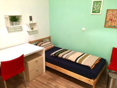 Wir bieten in der liebevoll renovierten Altbauwohnung im Hochparterre, Nähe Erho Vienna, Austria Praktisch & lieb - gute Anbindung ins Zentrum Private room in rental unit vacation rental 35711515