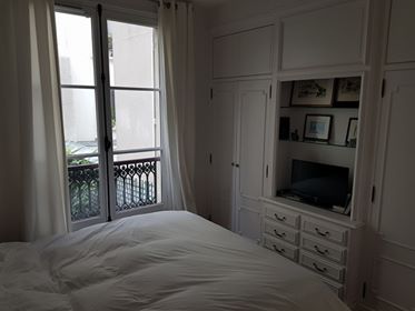 Beautiful room in a flat of 58 m2. Very close to rue Oberkampf and its many bars Paris, France Nice room near Republique Private room in rental unit vacation rental 22581210