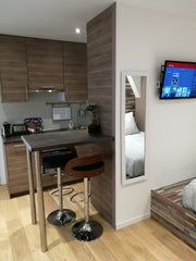 Studio design aux couleurs douces et matériaux nobles procurant une atmosphère d Paris, France Magnifique studio Aligre/Bastille Bail mobilité Entire rental unit vacation rental 8498584