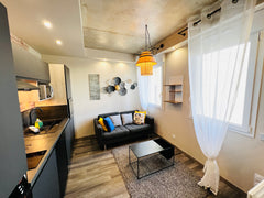 Situé au pied du métro Sans Souci , à quelques pas de l'université Lyon 3 et à q Lyon, France ✨NID DOUILLET CHIC ET UNIQUE ❄️CLIMATISÉ❄️ Entire rental unit vacation rental 629219830957570339
