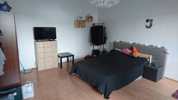 Moj izba je veľká, s manželskou posteľou a dvoma veľkým oknami na základe čoho j  svetlá izba kúsok od metra Private room in rental unit vacation rental 35867237