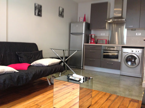 Appartement de 34,6m2 trés calme. A 200m des stations de métro.<br /><br /><b>Ot Liancourt, France APPART CANAL St MARTIN 4 pers (en bail mobilité) Entire rental unit vacation rental 3320728