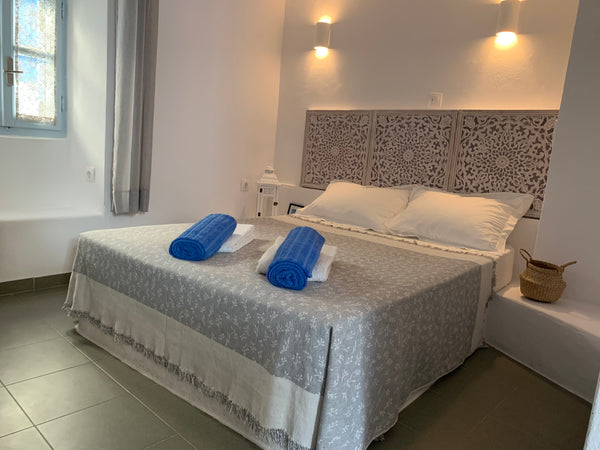 In a traditional cycladic house located in the heart of Parikia, where everythin Le Fossat, France Center of Paroikia, cozy apartment with balcony. Entire rental unit vacation rental 49157905