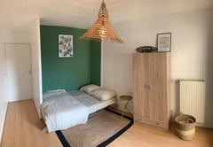 Nous vous proposons une agréable chambre avec balcon dans notre appartement situ  Chambre privée chaleureuse & calme Private room in rental unit vacation rental 47558291