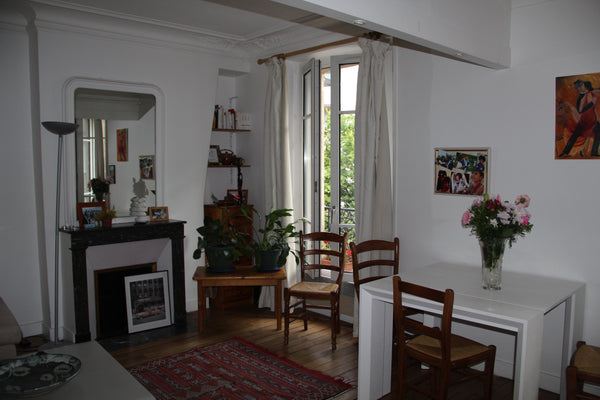 Un salon ensoleillé avec cheminée, canapé, piano, une chambre une salle de bain  Paris, France Proche de Montmartre Entire rental unit vacation rental 7200701
