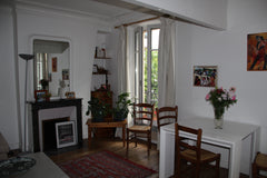 Un salon ensoleillé avec cheminée, canapé, piano, une chambre une salle de bain  Paris, France Proche de Montmartre Entire rental unit vacation rental 7200701