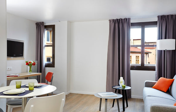 Ce 2 pièces entièrement rénové peut accueillir une famille ou un groupe de quatr Lyon, France Citadines Presqu'île Lyon, 1-Bedroom Apt Deluxe Room in aparthotel vacation rental 48115300