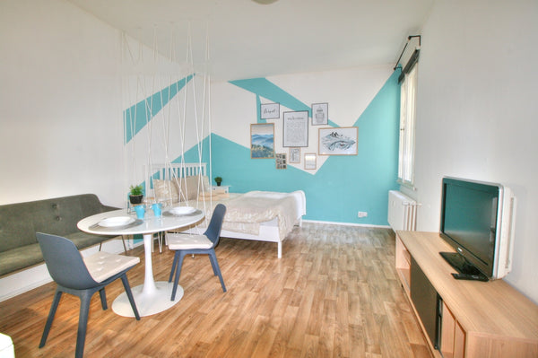 Cozy newly renovated apartment is located in quiet street in the center of Pragu Prague, Czechia Spacious apartment near the historic centre Entire rental unit vacation rental 36294332