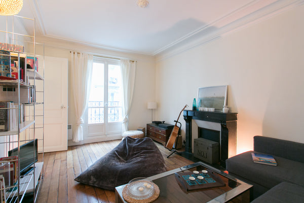 Cheminées anciennes, moulures et parquet donnent tout son charme à ce grand appa Paris, France 50m2 - Quiet & Typically Parisian Entire rental unit vacation rental 5167875