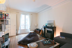 Cheminées anciennes, moulures et parquet donnent tout son charme à ce grand appa Paris, France 50m2 - Quiet & Typically Parisian Entire rental unit vacation rental 5167875