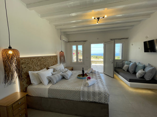 Our new suite is close to the port & only 3 km from the city center. It offers a  Paradisia Deluxe Suite with Jacuzzi Cycladic home vacation rental 49601237