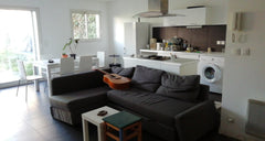 This beautiful house has a spacious living room with an open kitchen and a garde Bordeaux, France Chambre / maison et jardin,  proche centre-ville. Private room in home vacation rental 26911055