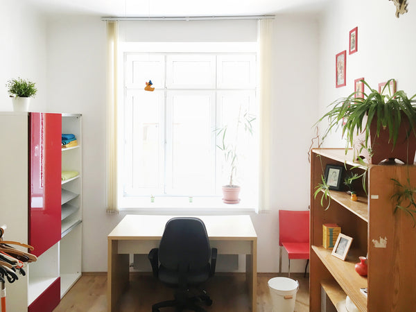 I offer a lovely old building apartment on the mezzanine floor. Close to the Wie Vienna, Austria Practical & charming - good connection to center Entire rental unit vacation rental 34930614