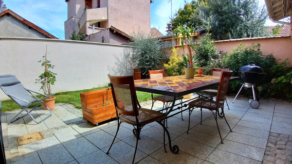 Profitez du charme de cette petite maison de ville ainsi de son jardin et de l'e Lyon, France Agréable maison 80 m2 avec jardin. Proche centre. Entire townhouse vacation rental 707720719625676004