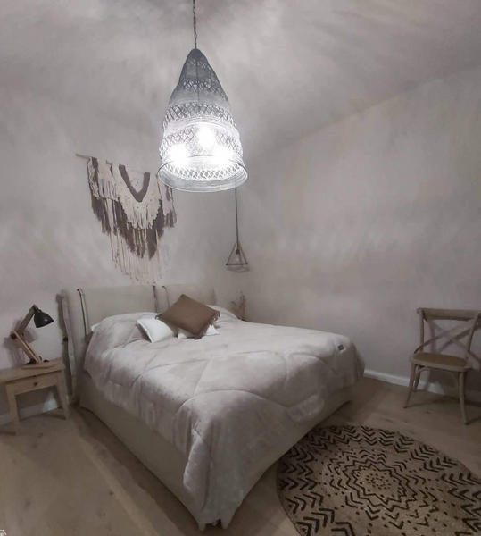 Beautiful, warm and stylish apartment that is close to the center of Athens  sur GR Stylish Apartment at Pagrati Entire rental unit vacation rental 595612130152348956