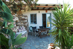 Das Bicycle House mit 3 Studios und einem Appartment liegt an einem Hang mit sch Greece The Bicycle House Paros, Breeze Studio Entire rental unit vacation rental 40700359
