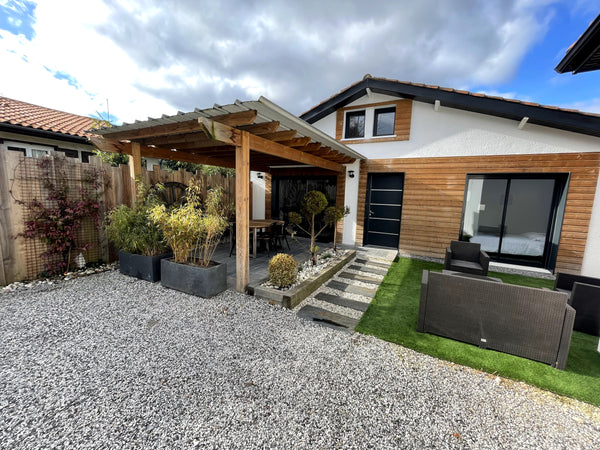 Petite maison paisible idéalement située à 10 min de l'aéroport de Mérignac, à 2  Jolie petite maison dans un quartier très calme Entire home vacation rental 53125266