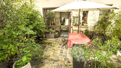 L4appartement en dulex est proche de Bassin de la Villette, du canal Saint-Marti Paris, France Petite maison en duplex avec terrasse arborée Entire loft vacation rental 15559309
