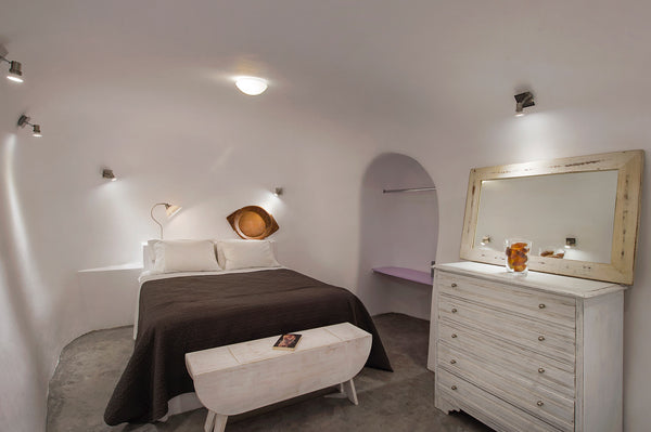 Spacious suite consisting of a bedroom with en-suite bathroom, and an open-plan   Theodora Suites - Suite with Indoor Hot Tub Room in aparthotel vacation rental 40461264