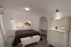 Spacious suite consisting of a bedroom with en-suite bathroom, and an open-plan   Theodora Suites - Suite with Indoor Hot Tub Room in aparthotel vacation rental 40461264