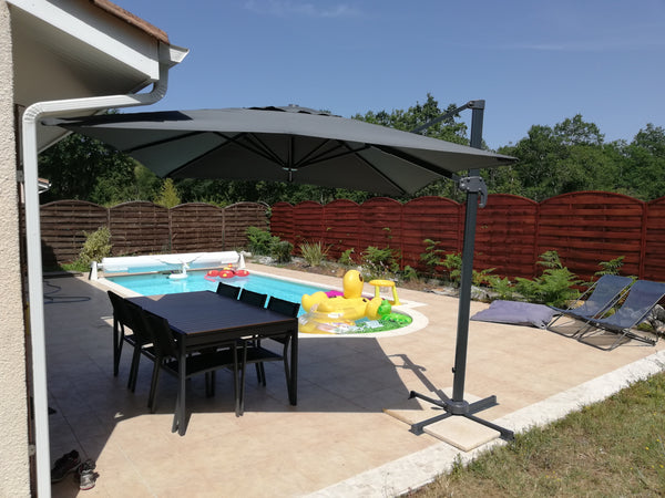 Bienvenue dans notre maison familiale , à l'orée du bois du Déhès, longeant la p Clamart, France Maison familiale avec piscine et cheminée Entire home vacation rental 39151044