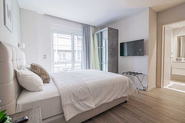 A 30m2 sunny disinfected suite in the center of the city with a smart layout and Athens, Greece A13 Pristine & Sunny 30m2 flat near Syntagma sq Entire rental unit vacation rental 33657359