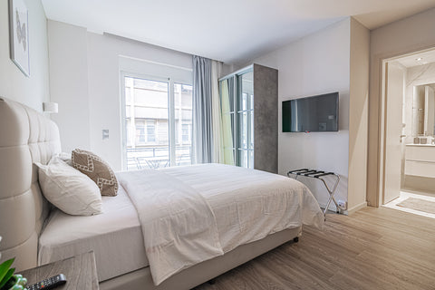 A 30m2 sunny disinfected suite in the center of the city with a smart layout and Athens, Greece A13 Pristine & Sunny 30m2 flat near Syntagma sq Entire rental unit vacation rental 33657359