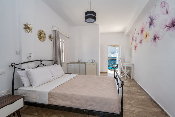 This is a renovated studio, only 4 min walking distance from Fira main square. Y Thera, Greece Central double room - Fira main square-pool access Entire rental unit vacation rental 51824523